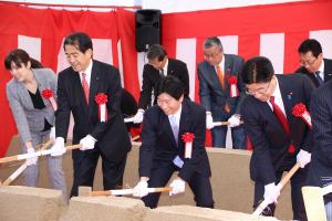 岡山自動車道(賀陽IC~北房JCT)付加車線設置事業着工式〔鍬入れ〕