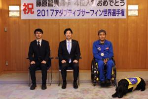 藤原智貴選手(アダプティブサーフィン)が知事を表敬訪問した際の写真