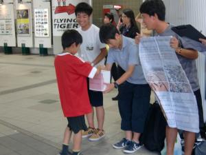 渋谷駅前での募金活動の様子３