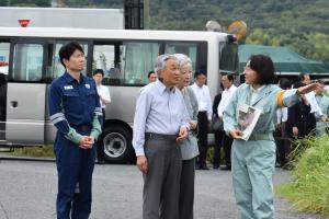 天皇皇后両陛下が小田川をご視察されている写真