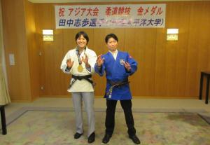 アジア競技大会で金メダルを獲得した柔道の田中選手が知事を表敬訪問した際の写真