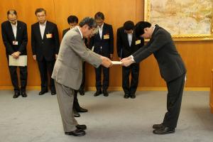 岡山県税制懇話会報告書の受取