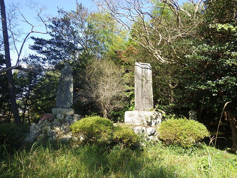 宮山城址・植月重佐顕彰碑（南から）