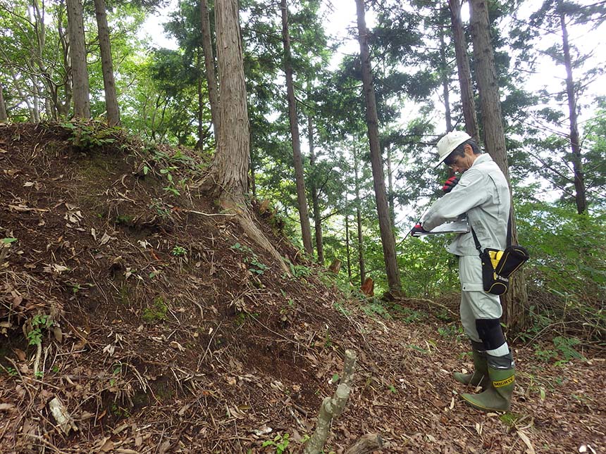 飯山城跡の切岸