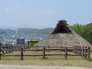 復元された竪穴住居