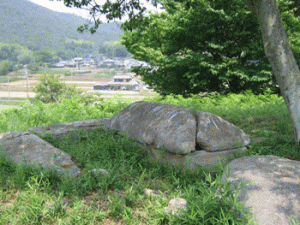 築山古墳上に残る家形石棺