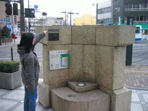 洪水時の水位を示す銘板。（岡山市丸の内　中国銀行本店前に設置）。海抜6.13ｍ、現在の地表面から約1.65ｍの高さにある