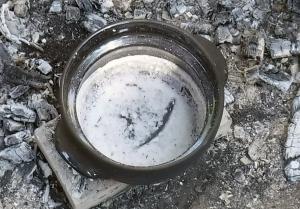 白い塩が鍋の底に見えます