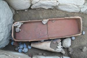 出土した陶棺と筒形土製品が写っています。