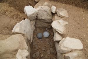 竪穴式石室から見つかった出土品が写っています。