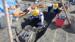 南方遺跡の遺構の掘り下げ風景