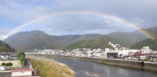 市内を流れる高梁川画像