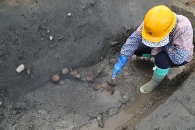 水江遺跡１区、室町時代の皿の見つかった様子