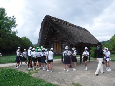 津島遺跡のシンボルモニュメントを見学している様子です