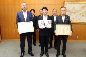 全国植樹祭協賛金贈呈式〔県建設業協会・県森林土木建設協会〕