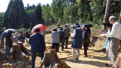 宮坂遺跡現地説明会の風景_土坑墓