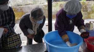 【こんにゃくのかたまり具合を熱心に確認】