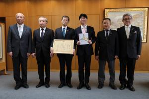 おかやま森づくり県民基金への寄附金贈呈式〔県トラック協会〕