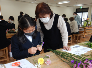 生産者にコサージュづくりを教わる様子