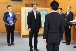 全国植樹祭協賛物品贈呈式〔三菱自動車工業水島製作所〕