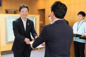 全国植樹祭協賛物品贈呈式〔三菱自動車工業水島製作所〕
