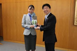 ANAによる「すずらん」の贈呈