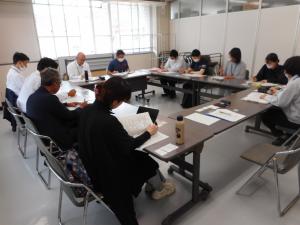 情報交換する参加者