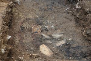 金堂南側の炭内の瓦出土状況