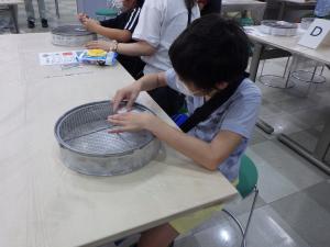 しっかり勾玉を削っている様子