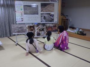 過去の調査成果の解説の様子