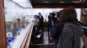 常設展の解説の様子