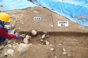 土器がおかれた流路の肩の状況