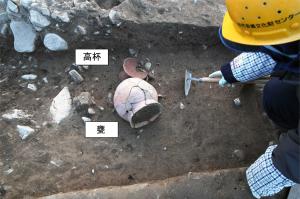 甕と高杯の出土状況