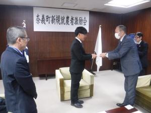奥町長から新規就農者に激励金を贈呈（奈義町）