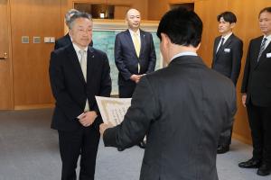 「黄色いワッペン」贈呈式〔みずほ銀行、損保ジャパン、明治安田生命、第一生命〕