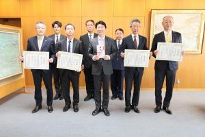 「黄色いワッペン」贈呈式〔みずほ銀行、損保ジャパン、明治安田生命、第一生命〕