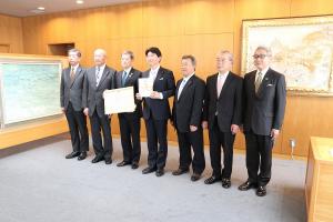 おかやま森づくり県民基金への寄附金贈呈式〔県トラック協会〕