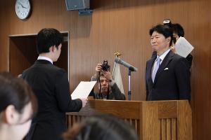 新規採用職員への辞令交付・訓示