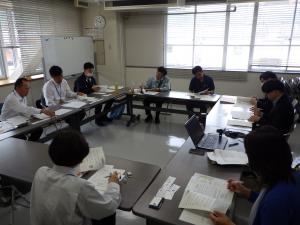 情報交換する参加者