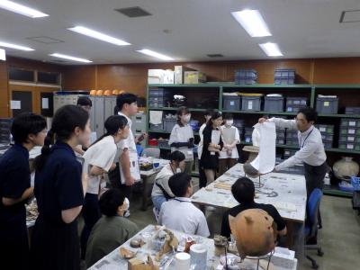 チャレンジ！考古学教室　バックグラウンドツアーの様子