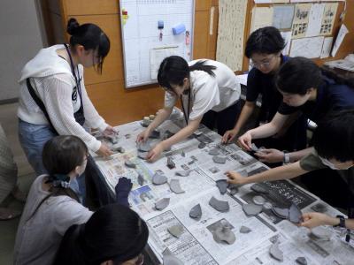 チャレンジ！考古学教室　土器接合体験の様子
