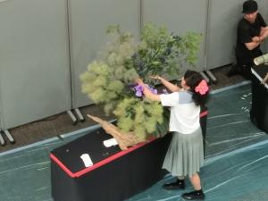 【大胆にりんどうを生ける出場者】