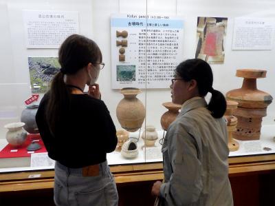 チャレンジ！考古学教室　展示解説勉強会の様子