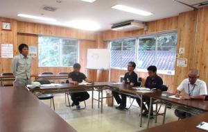 抱負を述べる農業体験研修生（左）