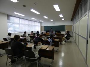 指導員の説明を聞く参加者の全体写真