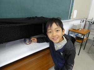 完成したオリジナルランタンに電気をつけて喜ぶ参加者の写真