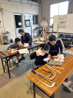 親子でやすりがけをしている写真