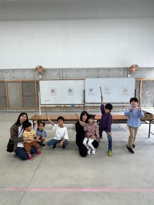 完成したゴム鉄砲をを持って喜んでいる参加者の写真