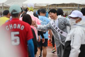 同上〔ランナーお出迎え〕