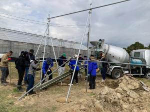 コンクリートの打設体験の様子を撮影した写真です